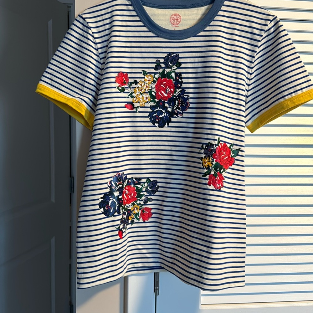 Tory Burch printed”Tea Rose” T shirt no tags but it looks like brand new.
